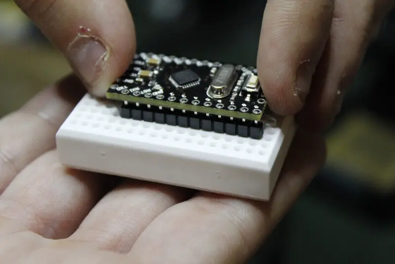Piazzate il clone arduino mini bte13-010 sui connettori
